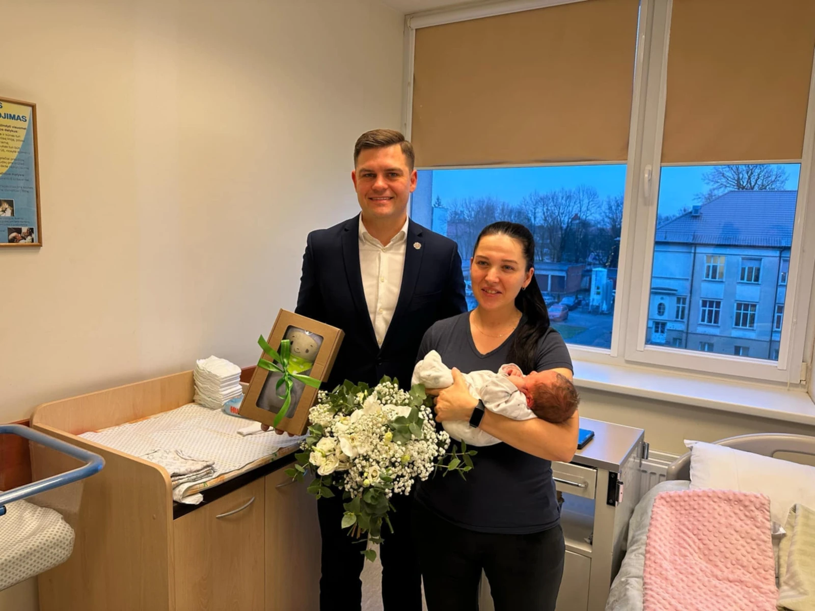 Tauragės rajono meras Dovydas Kaminskas su pirmosios metų naujagimės mama Agne