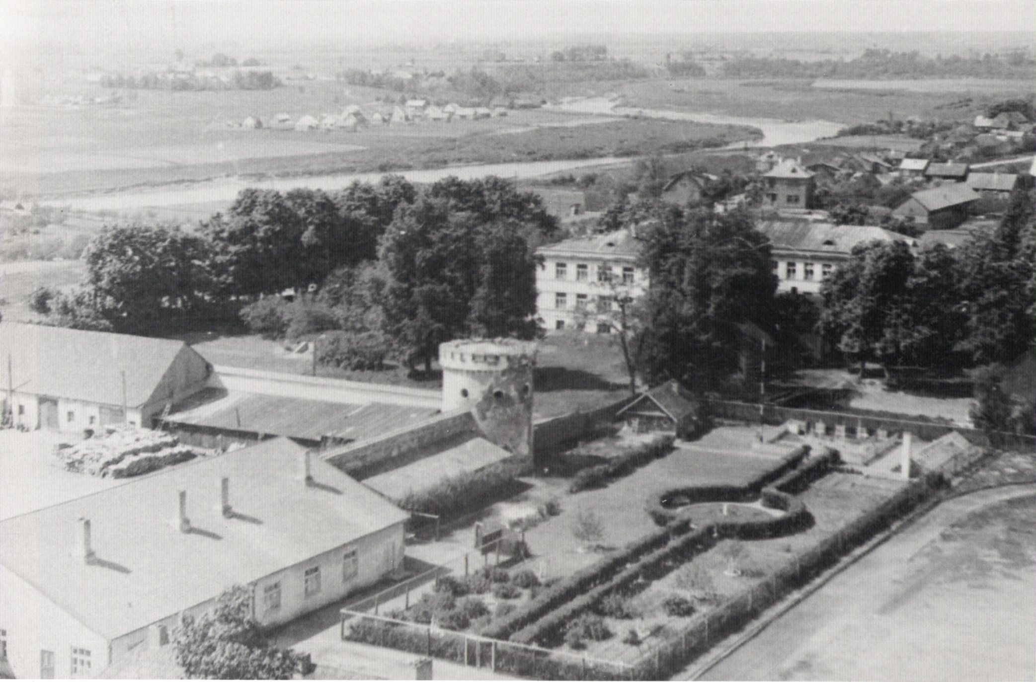Vidurinės mokyklos gamtininkų sodas prie pilies 1961m. 