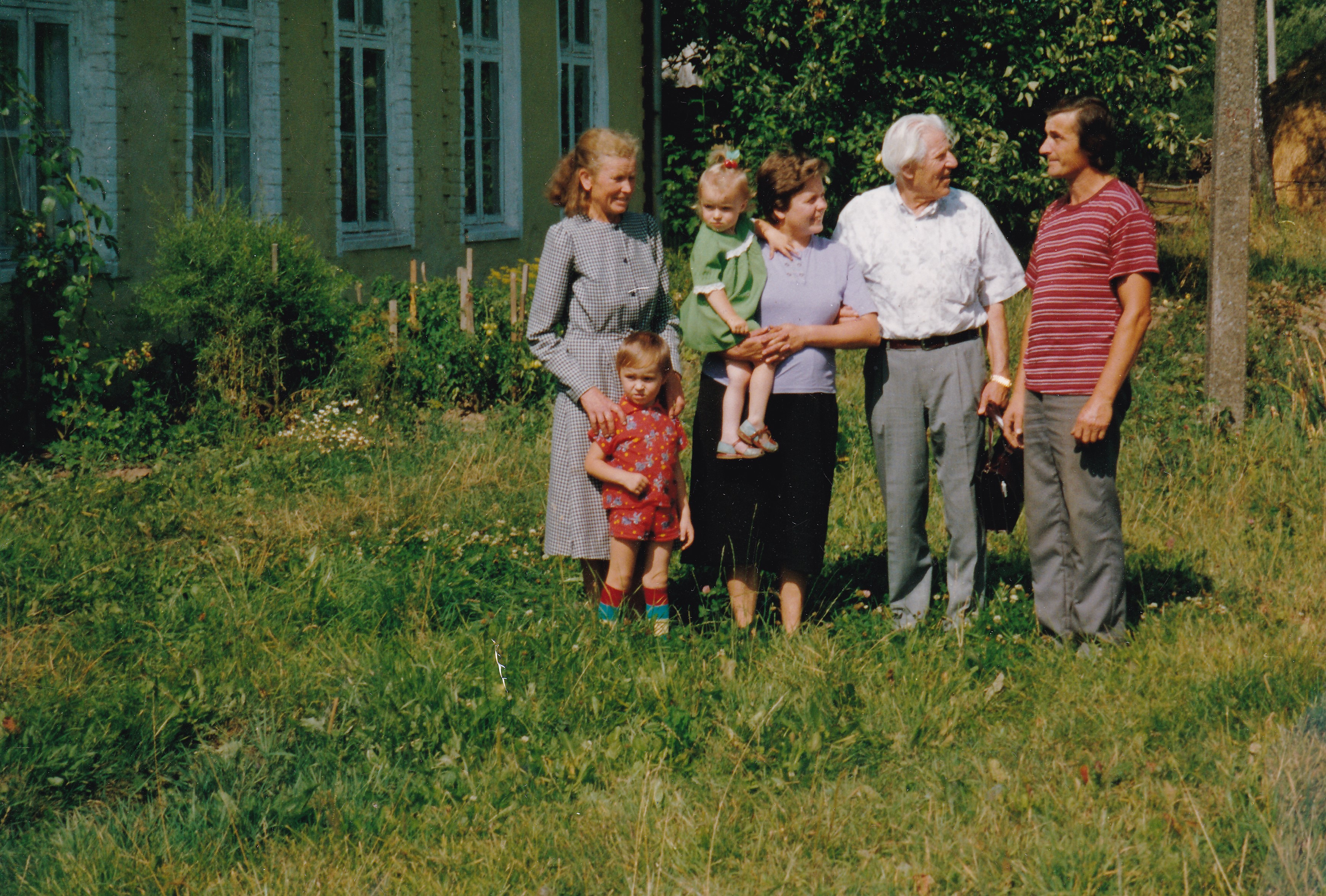 Namo savininkas Bruno Pečiulaitis 1991 m. kartu su Mikalina Milajute ir Saulium, Justina, Sigute, Stasiu  Dragūnais
