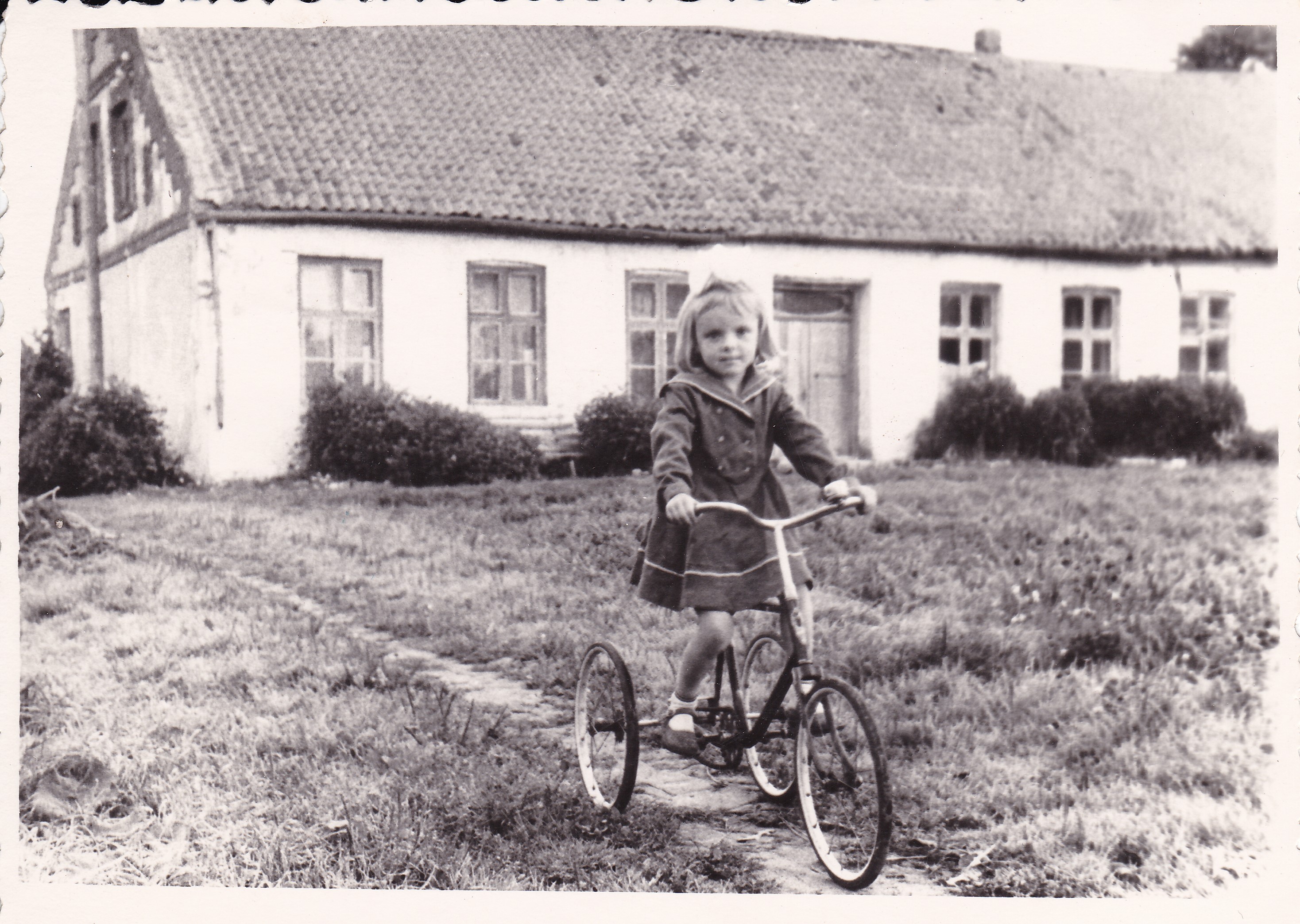 Sigutė Bajoraitė 1963 m. prie savo namų Tilžės g. 1