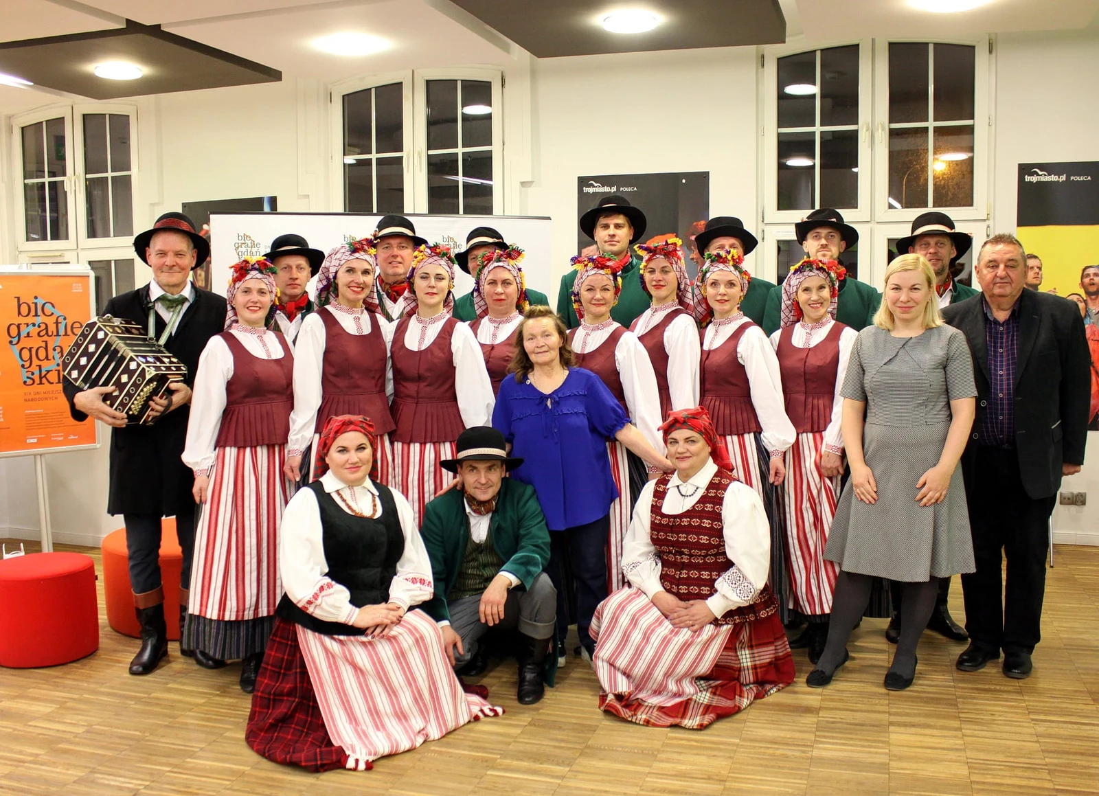 „Spietlius“, bandonininkas, dainininkės, viduryje Ramunė Ordo, Tauragės miesto garbės ambasadorė Gdanske, pirmas iš dešinės Romas Milaševičius, antra – teatro „Miniatura“ direktoriaus pavaduotoja Celina Zboromirska-Bieńczak