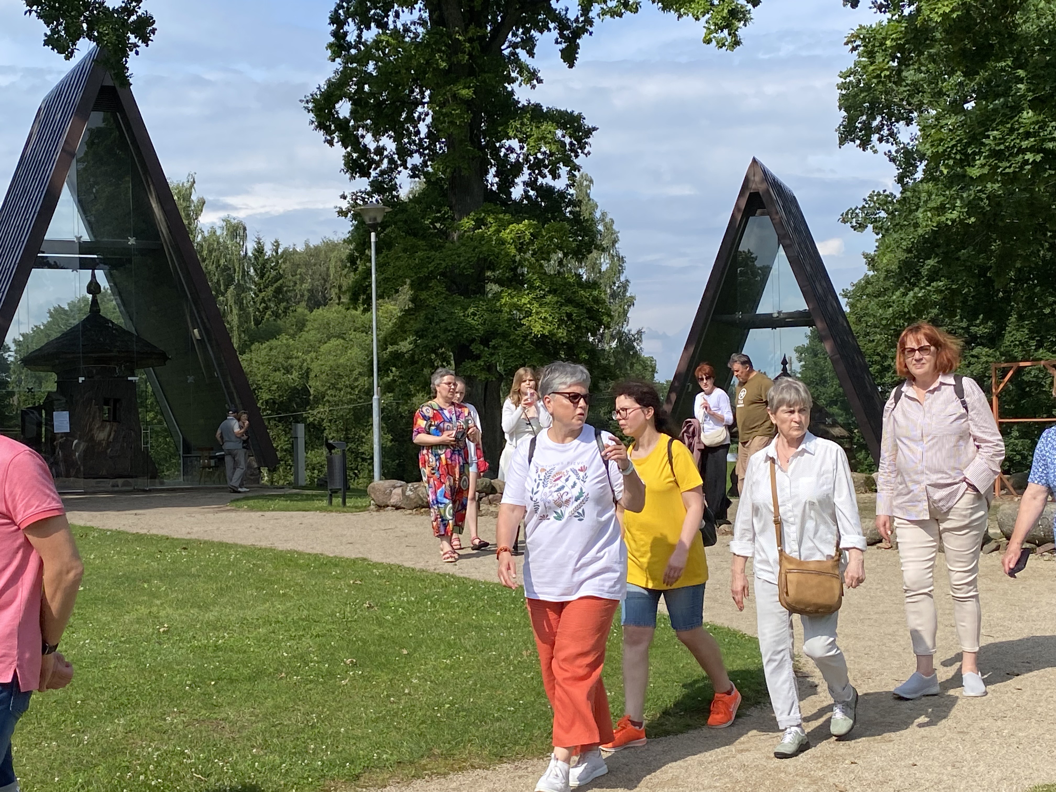 Baublius aplankę festivalio lankytojai skubėjo į ekskursiją autobusu