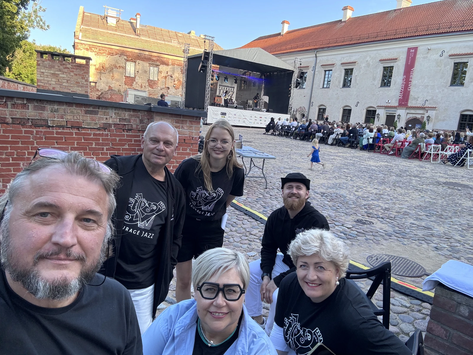 Valdas Latoža ir festivalio savanoriai 