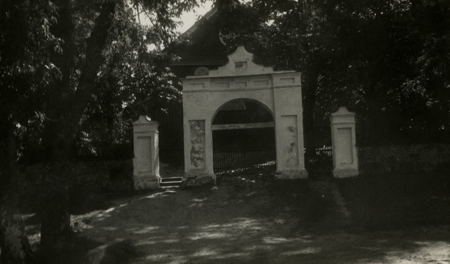 Bažnyčios šventoriaus vartai