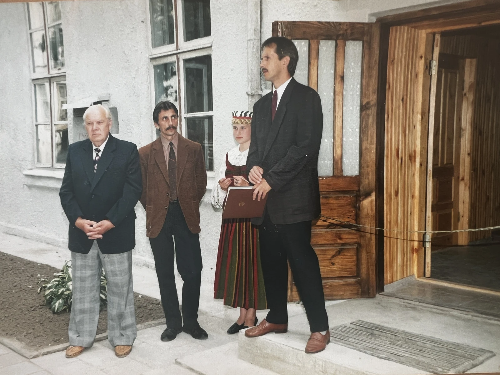 TKM „Santaka“ gamtos ekspozicijos atidarymas, 1997 m. Iš kairės: a.a tautodailininkas A. Bagdonas, gamtininkas A. Narškin, direktorius A. Červinskas. 