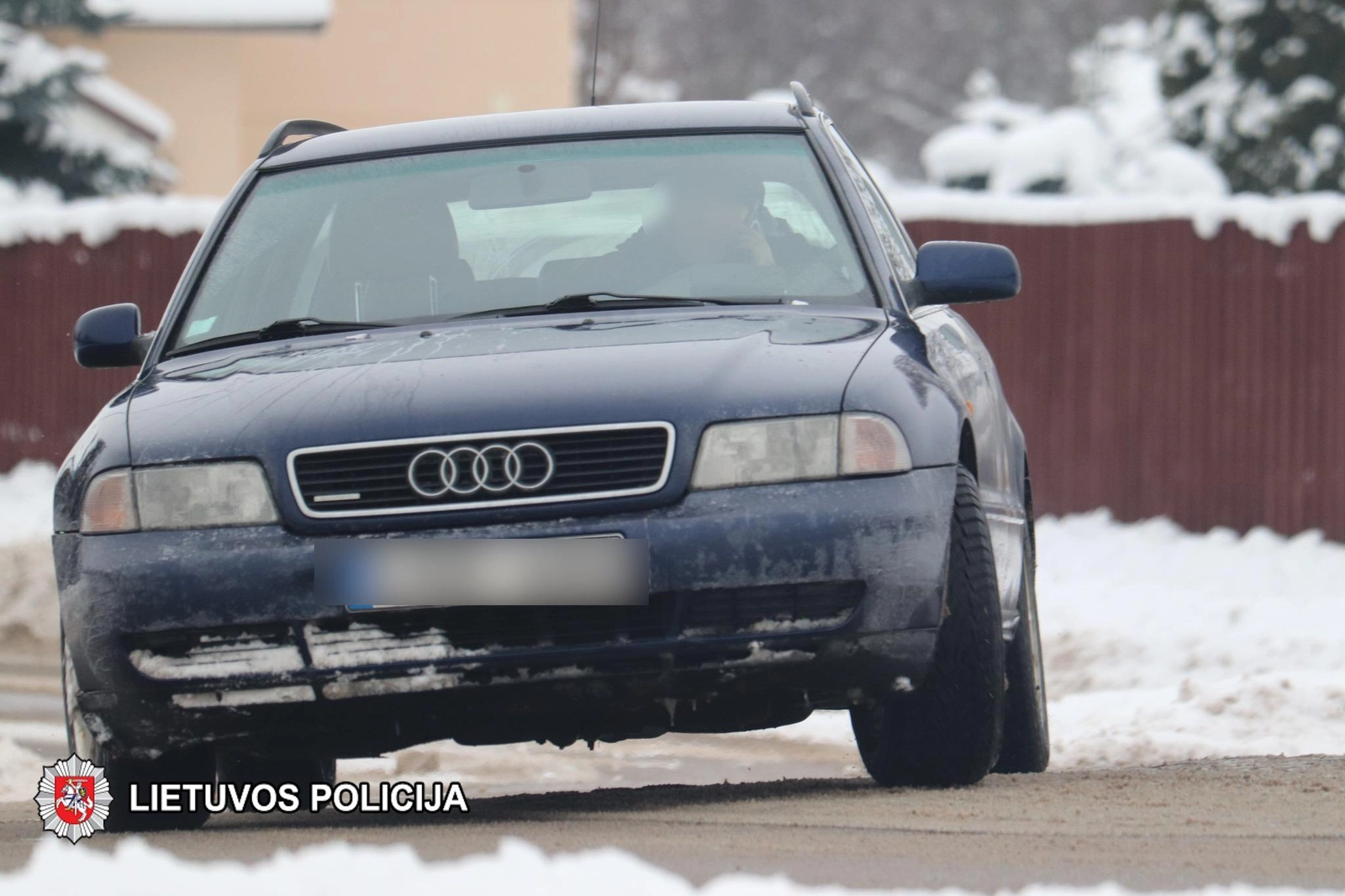 17 pažeidėjų užfiksuoti besinaudojantys mobiliaisiais už vairo