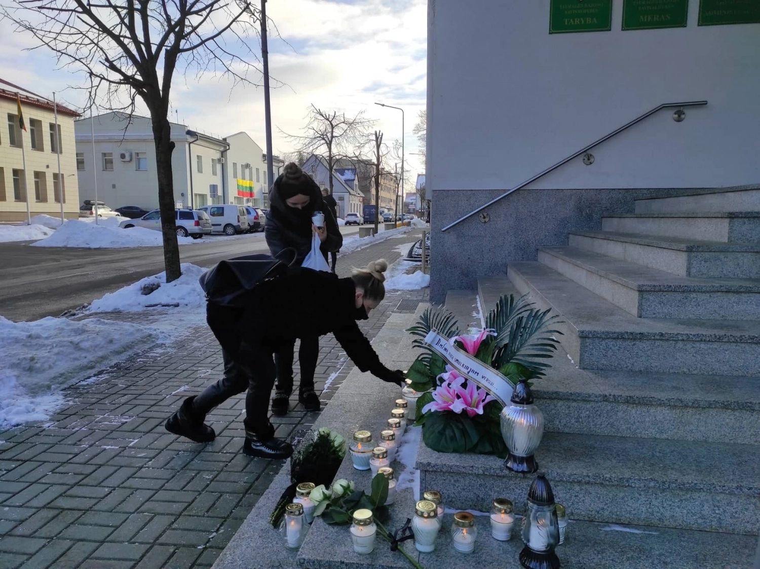 Ant savivaldybės laiptų – gedulo vainikas smulkiajam verslui