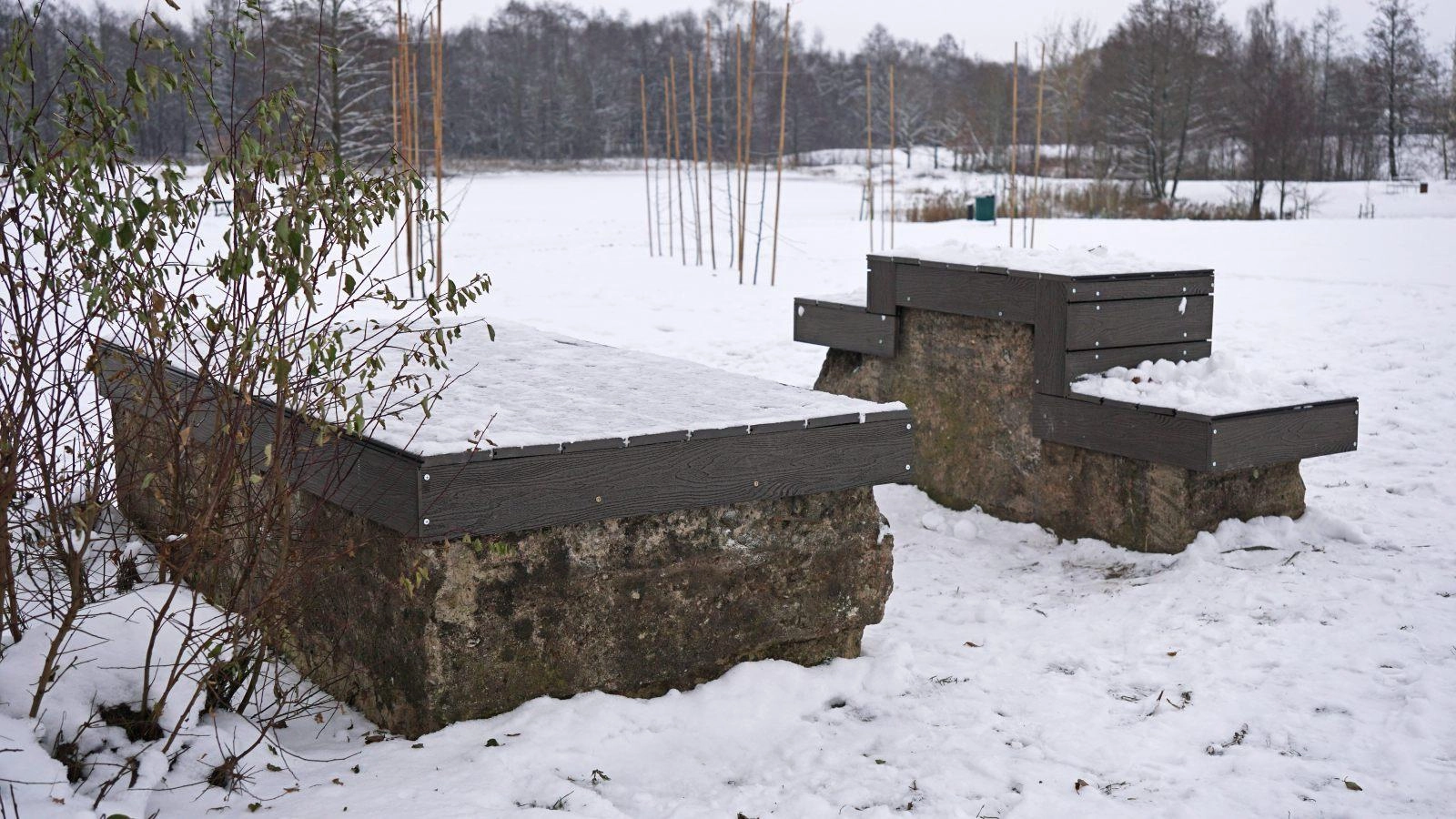 Ant senosios plytinės likučių įrengti suoleliai