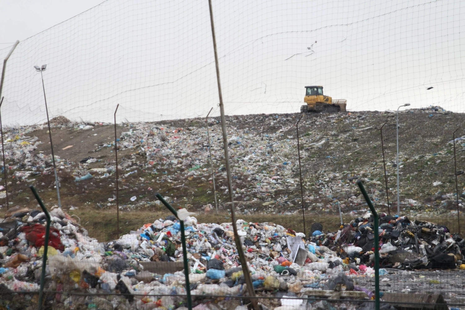 Apklausa: aplinkai labiausiai kenkia nerūšiuojamos šiukšlės ir plastikiniai pirkimo maišeliai