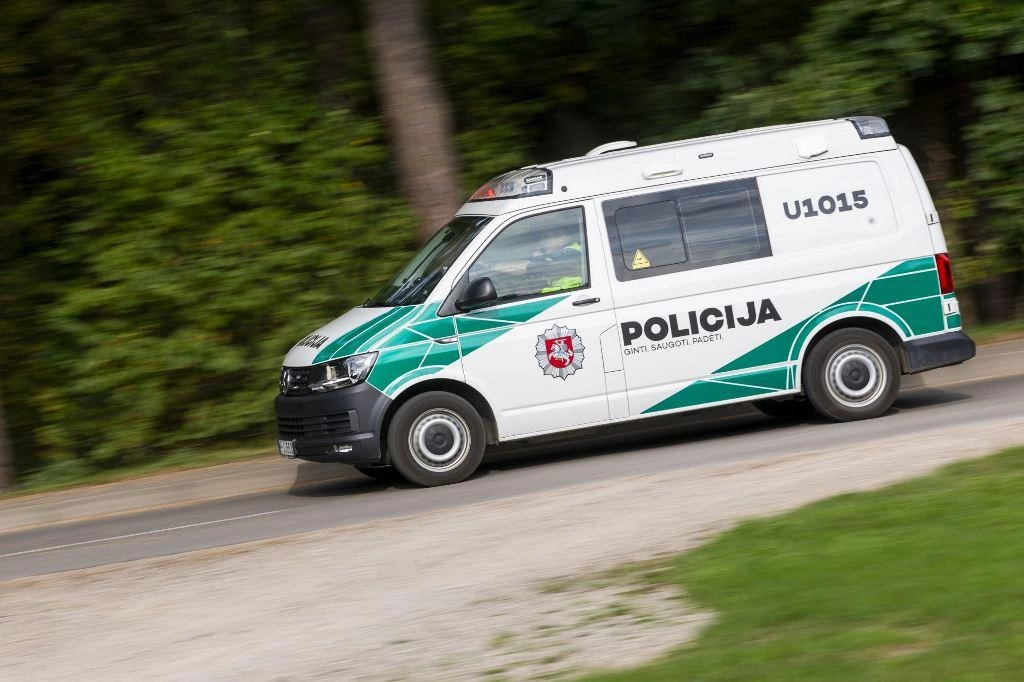 Atsargiai: policijos pareigūnais apsimetinėja sukčiai, išviliojo 6 tūkst. eurų