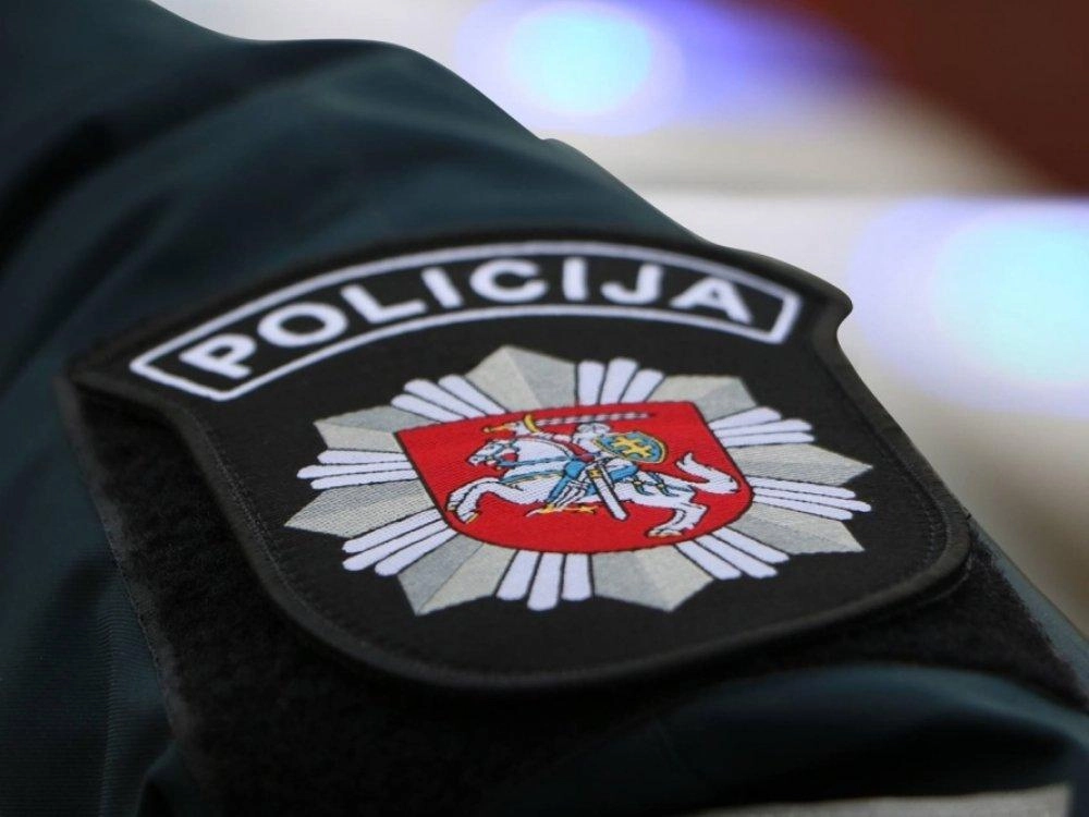 Audringa naktis Rukų kaime: neblaivus vyras puolė pareigūnus