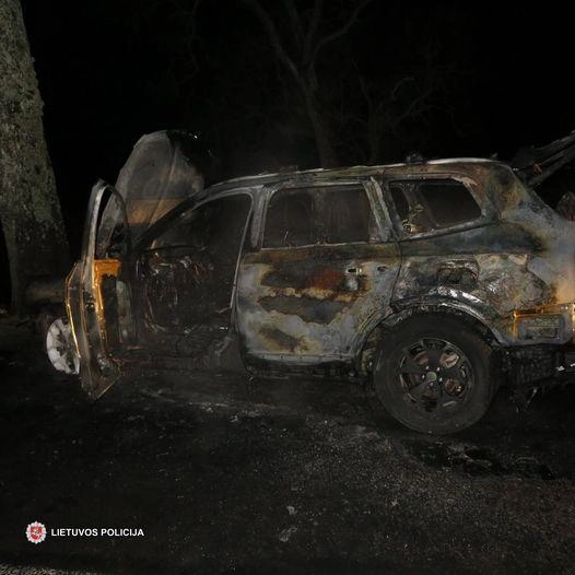 Automobilis po smūgio net užsidegė, bet vairuotoja rimtų sužalojimų išvengė
