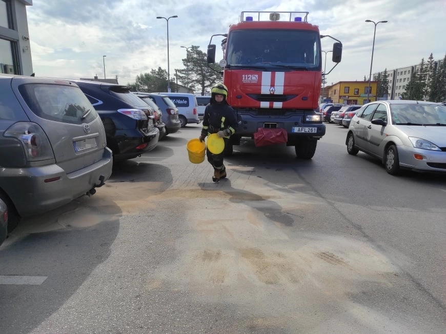 Automobilių stovėjimo aikštelėje išsiliejo kuras