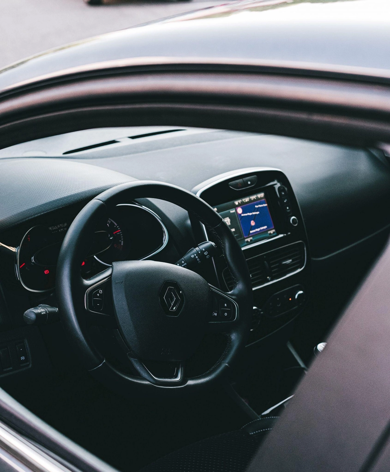 Bandyta įregistruoti galimai vogtą automobilį