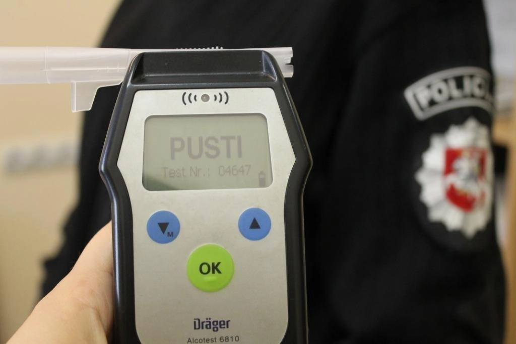 Be teisių ir valstybinių numerių važiavęs vyriškis įkliuvo dar ir neblaivus