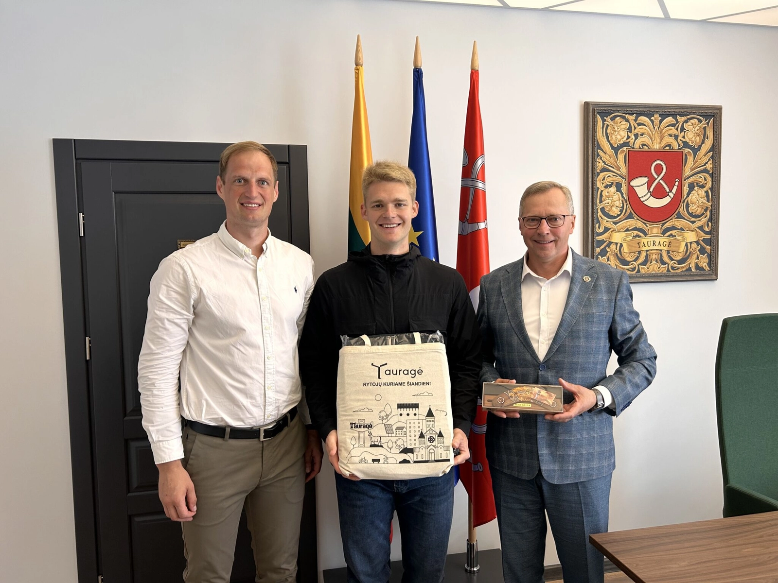 Benui Norvilui įteiktas garbės ambasadoriaus ženklelis