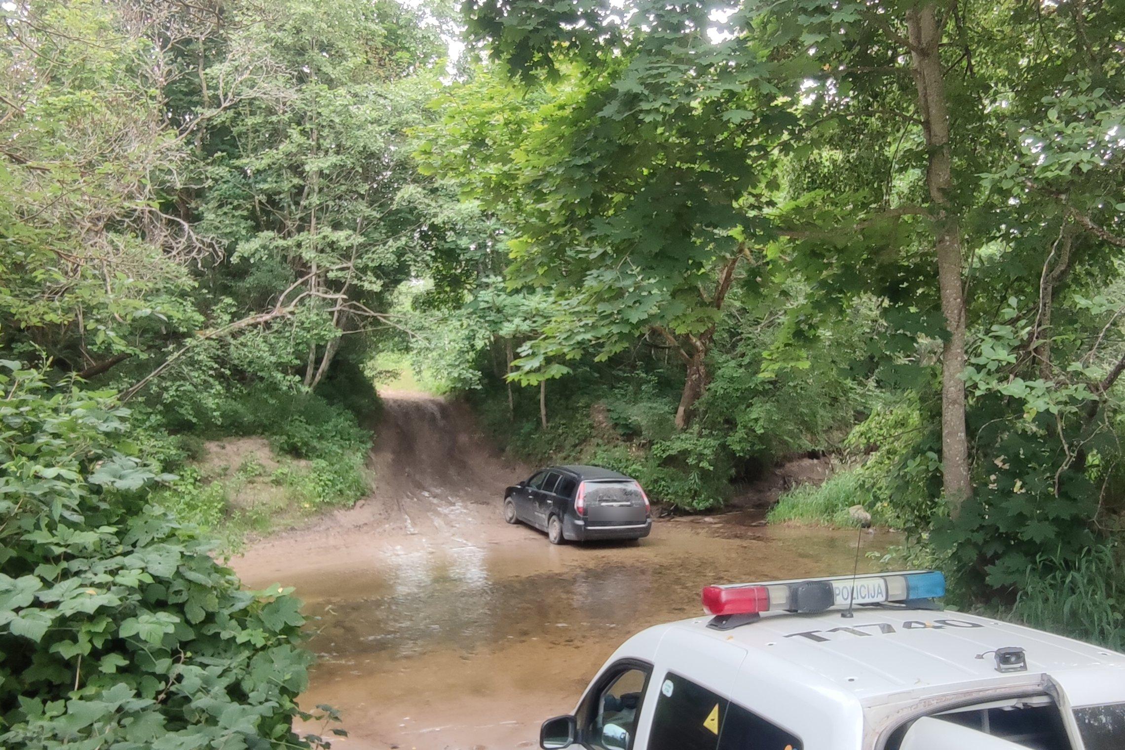 Beteisis vairuotojas spruko nuo policijos pareigūnų