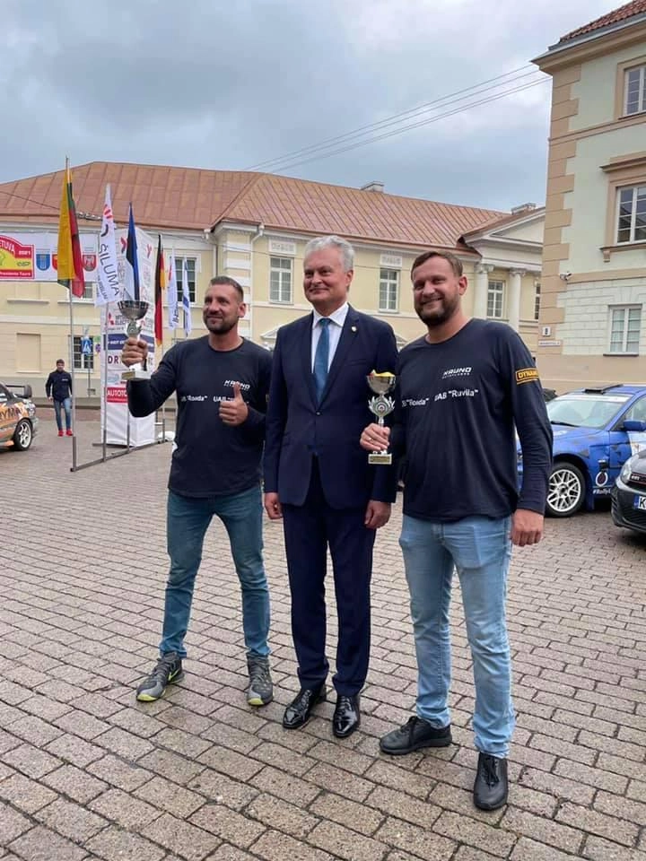 Broliai ralyje tapo konkurentais