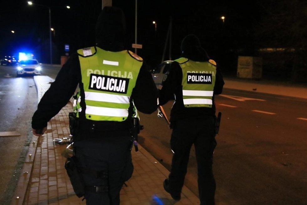 Chuliganų linksmybės: vieni automobilius vagia, kiti daužo