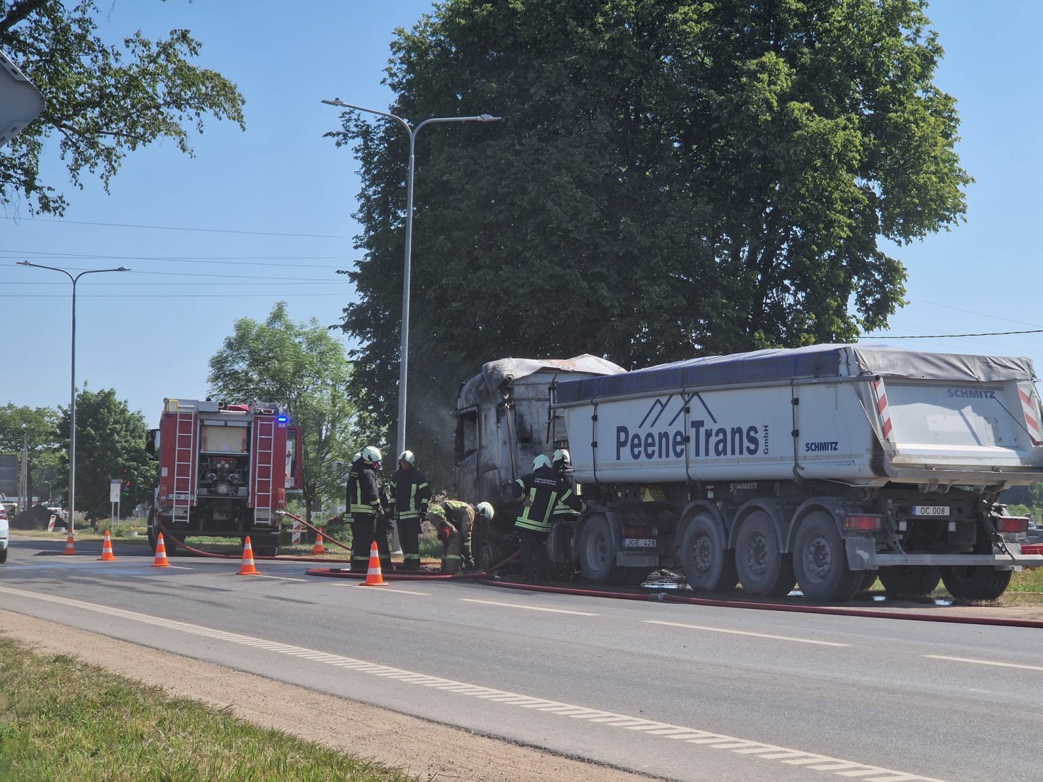 Dariaus ir Girėno gatvėje užsiliepsnojo sunkvežimis