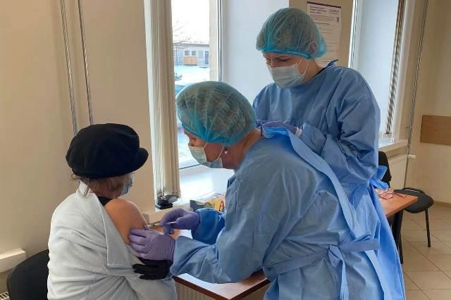 Dažniausios nepageidaujamos reakcijos į vakcinas nuo COVID-19: skausmas, karščiavimas, bėrimas