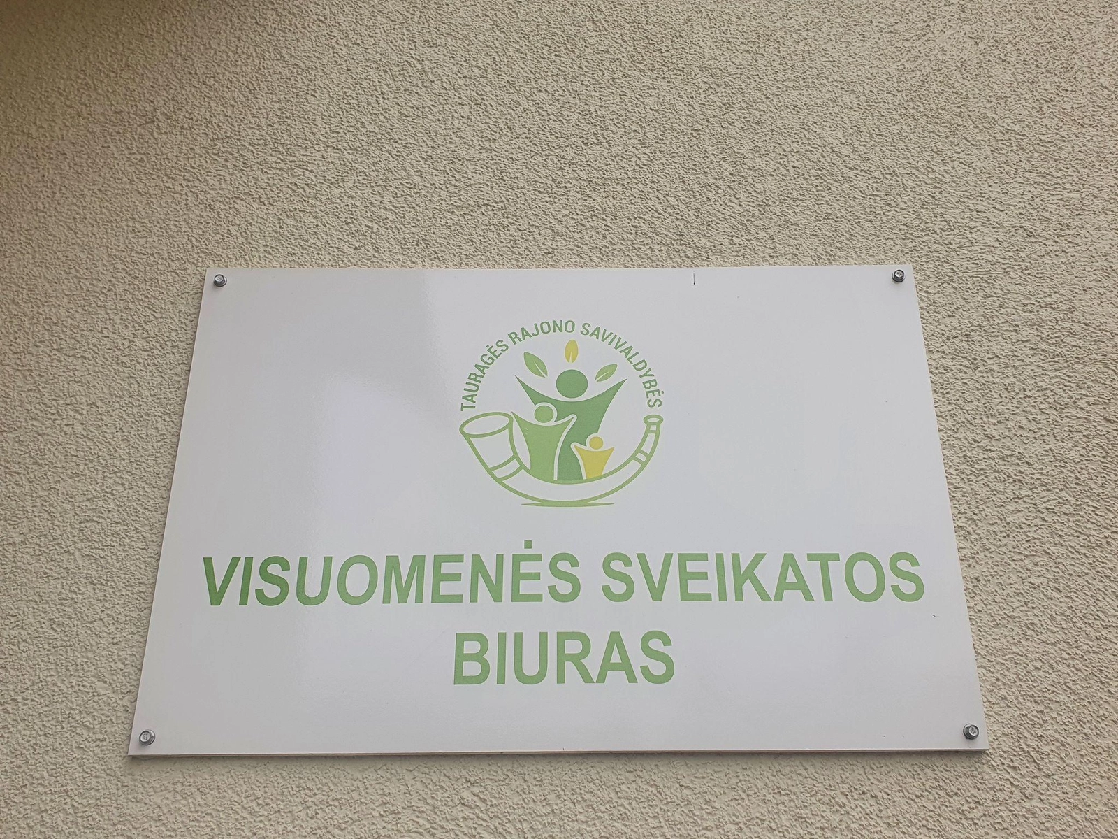 Dėl Visuomenės sveikatos biuro darbuotojų atlyginimų – priekaištai ministerijai