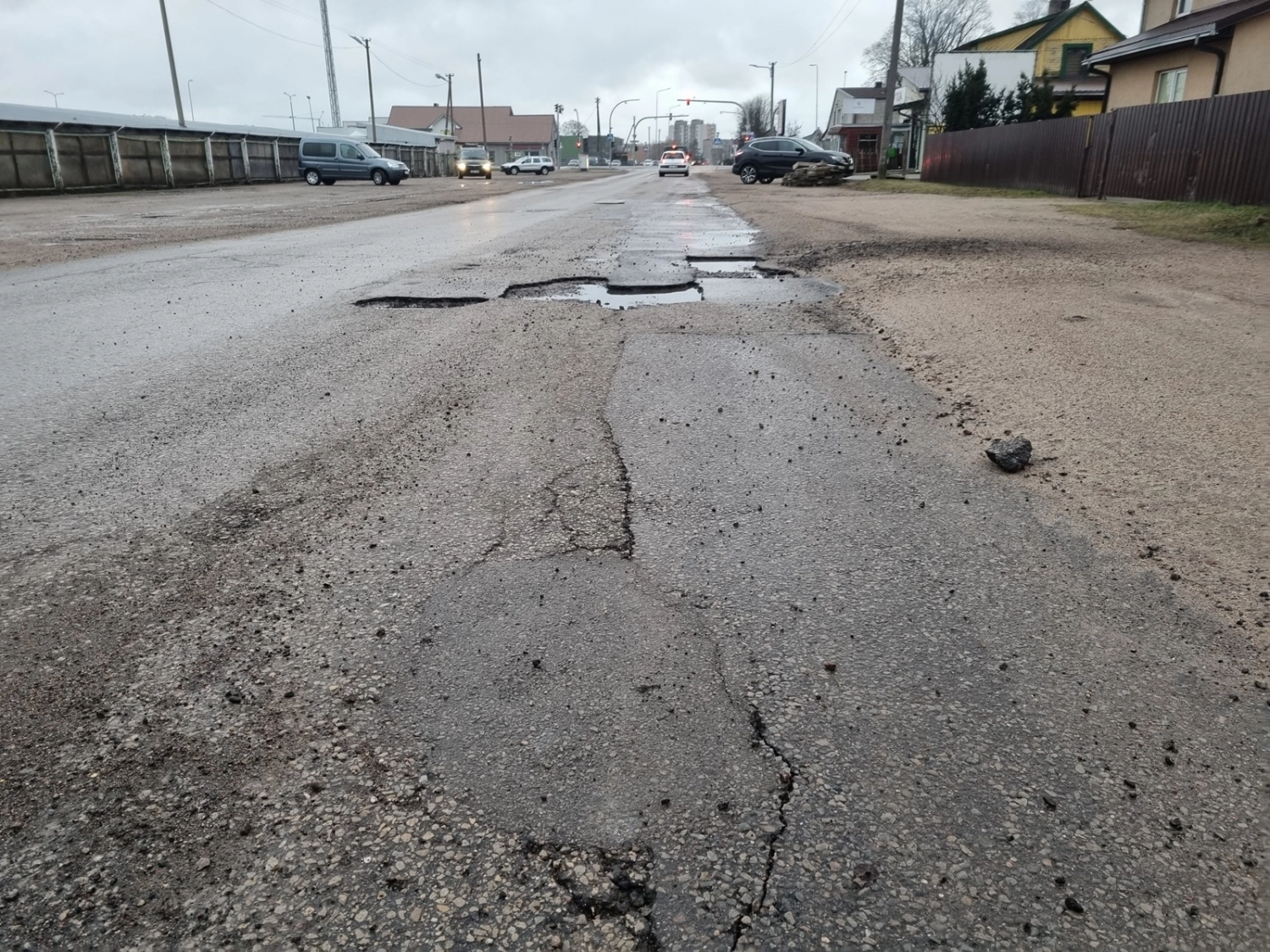 Duobės gatvėse kelia siaubą
