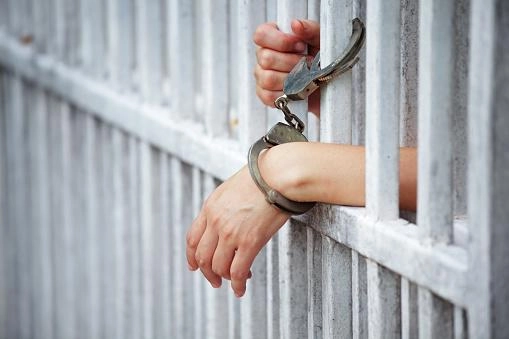 Dvimetę degtine girdęs ir prievartavęs bei merginas žaginęs tauragiškis pasijuto auka