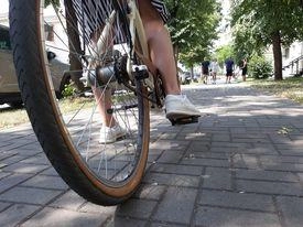 Dviratininkės įžūlumas: aprėkė pėsčiąjį ir nulėkė per perėją