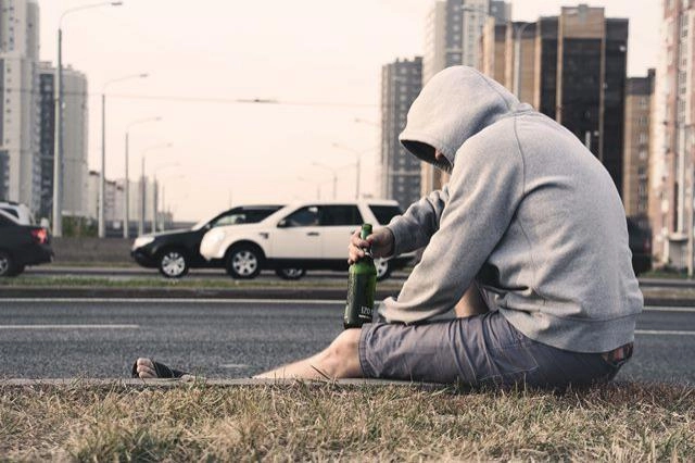 Eismą trukdęs vyras kibo į atlapus pareigūnui, bet to pasigailėjo