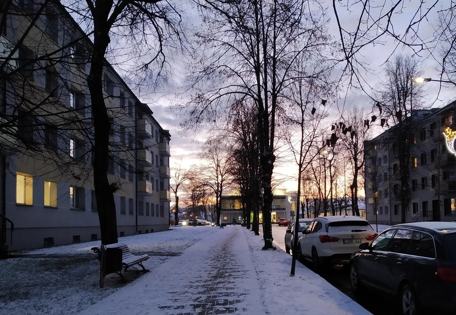 Eismo sąlygas sunkina plikledis