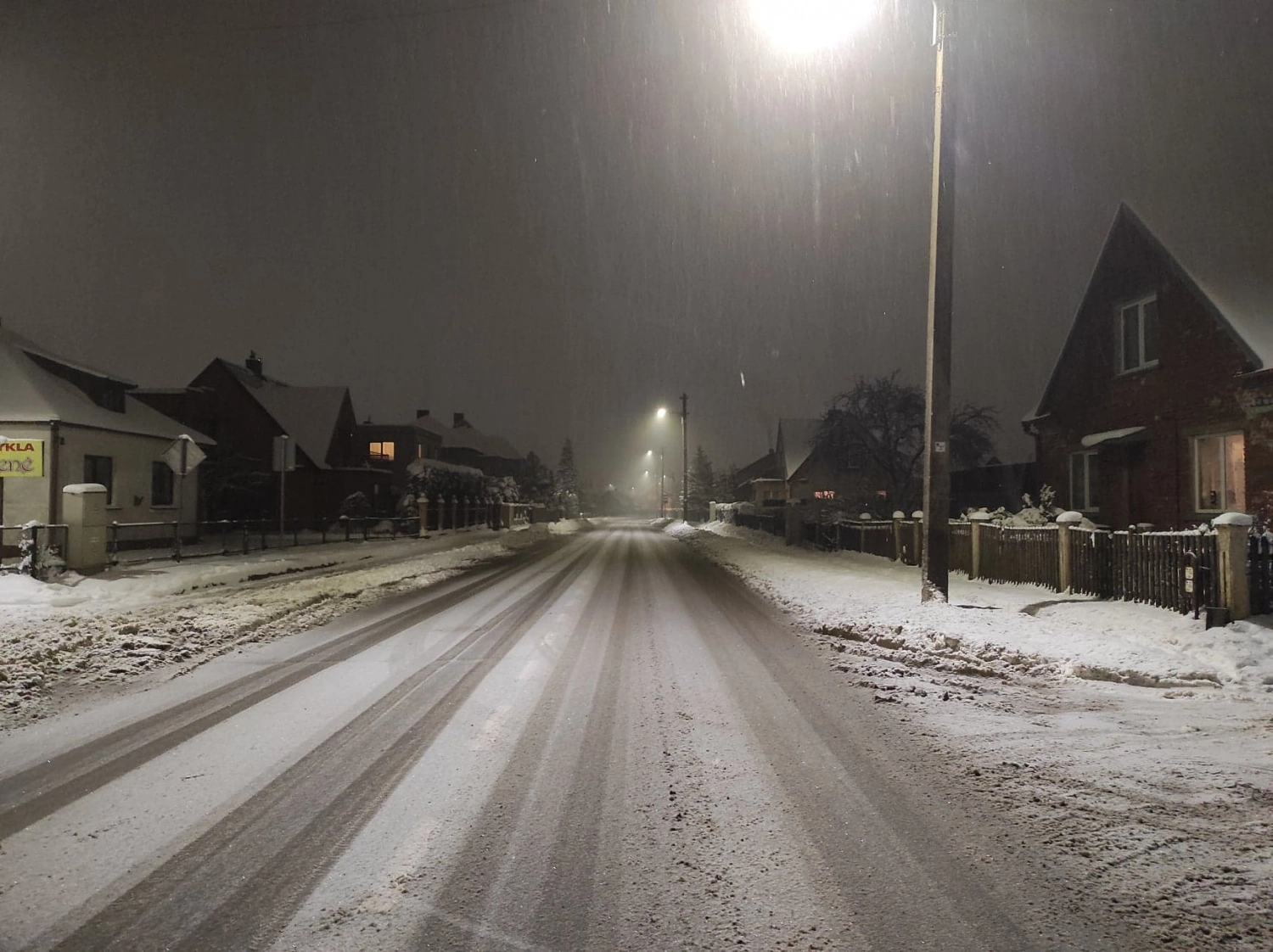 Eismo sąlygas sunkina snygis ir slidi, kai kur šlapia kelio danga