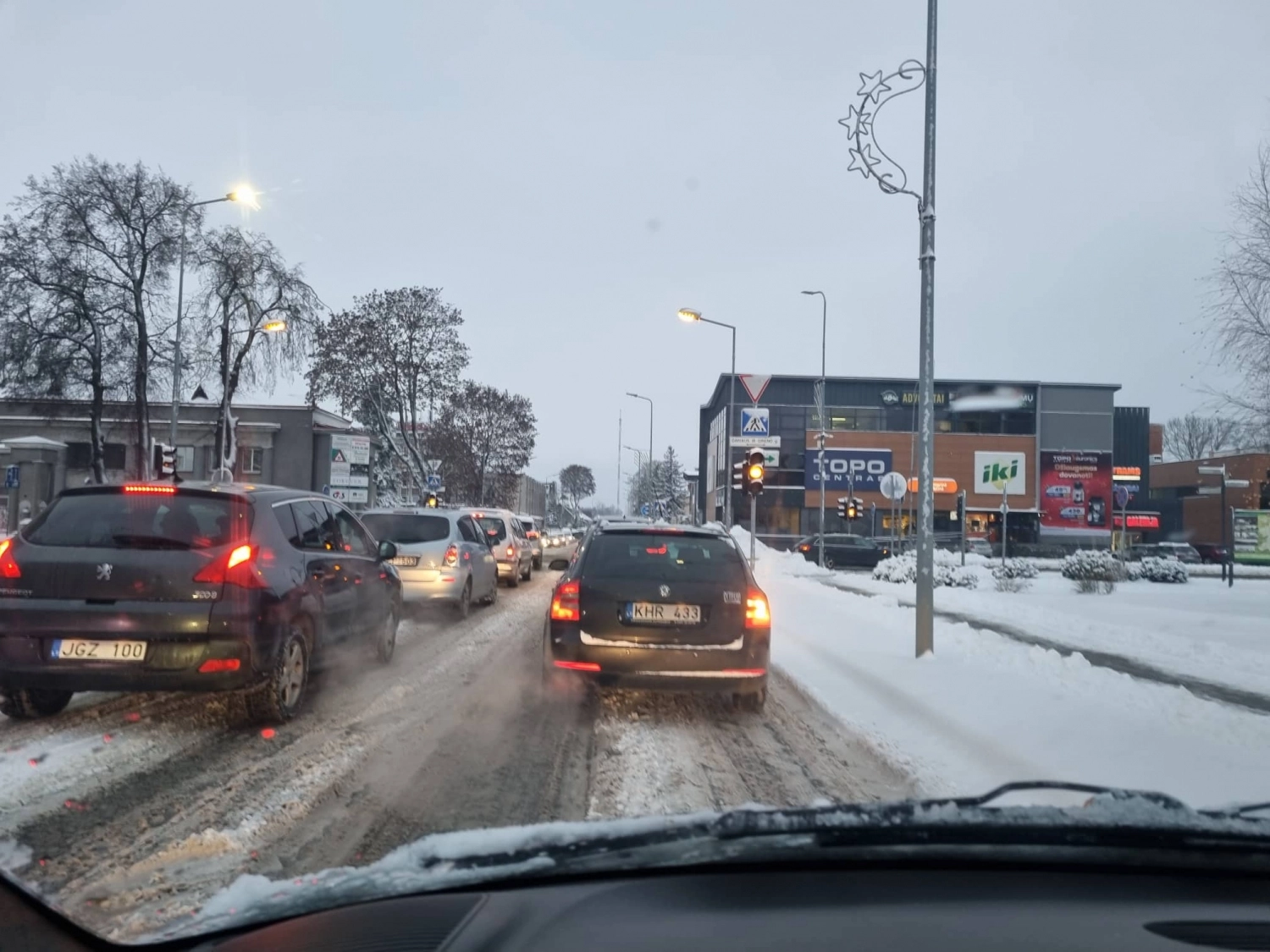 Eismo sąlygos sudėtingos, miesto centre neveikia šviesoforas