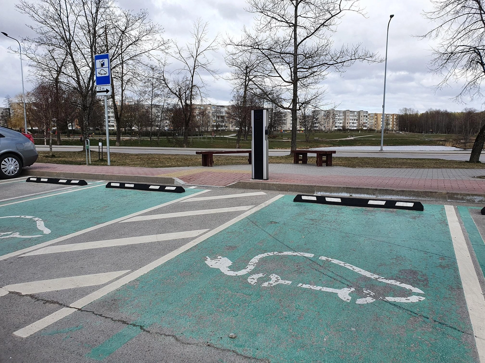 Elektromobilių įkrovimo aikštelėse ribojimų nenumatyta