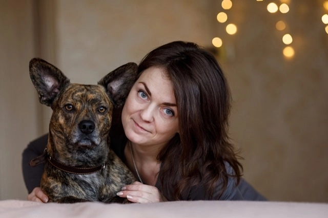 Fotografė, kuri skuba išsitraukti fotoaparatą kelyje pasiekusi posūkį