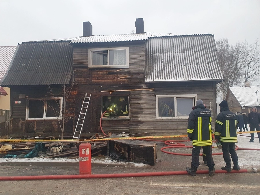 Gąsdinanti gaisrų gausa – ugniagesiai kasdien skuba pagalbon