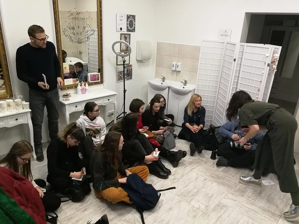 Grožio salonas vienam vakarui virto tarpukario knygynu