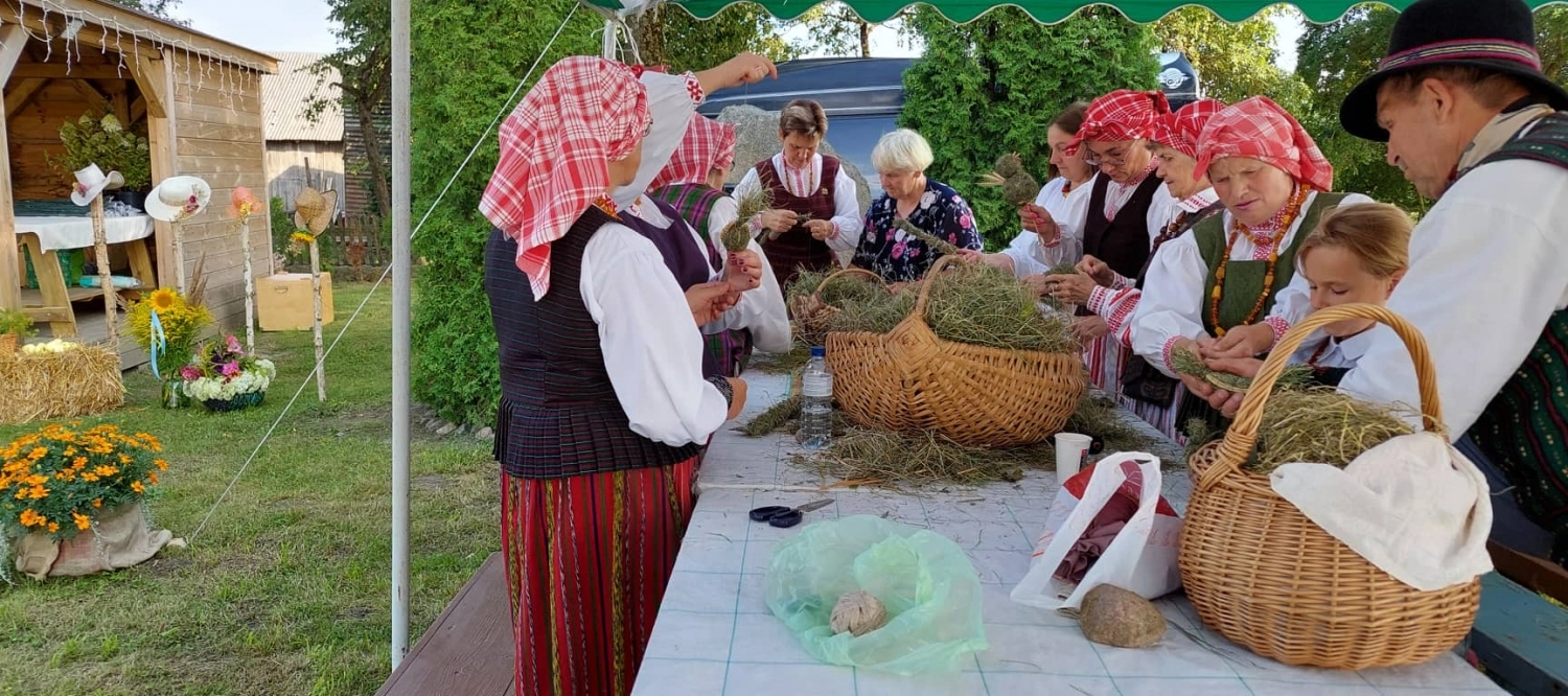 Į kraštiečių šventę – nešini skrybėlėmis