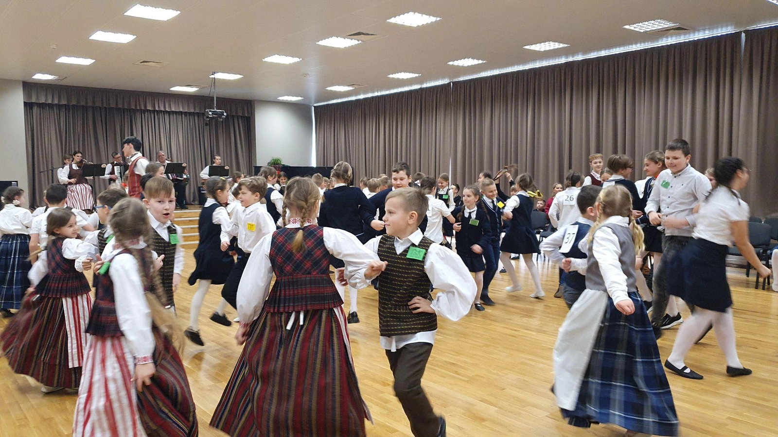 Į respublikinį turą keliauja 7 šokėjų poros