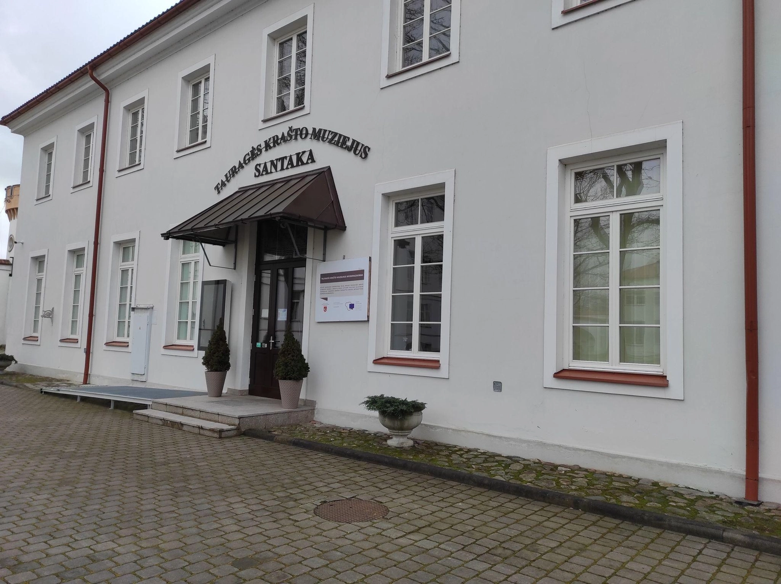 Ieškoma darbuotojų: nuo direktorių iki kiemsargių