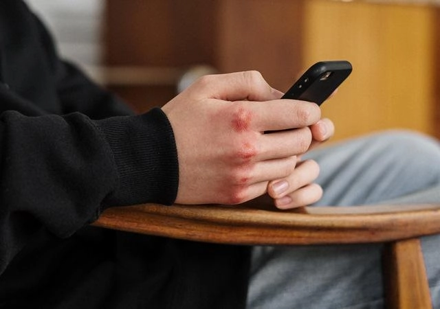 Iš vaiko atėmęs telefoną jaunuolis aiškino jį pasiskolinęs