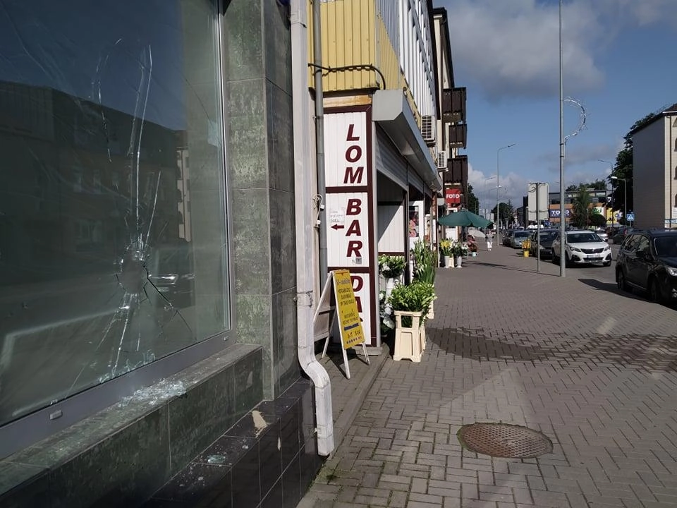 Išdaužė vitriną