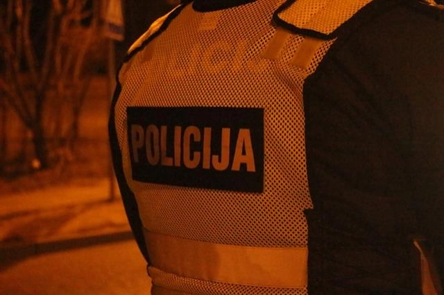 Išdaužus stiklą pavogtas telefonas