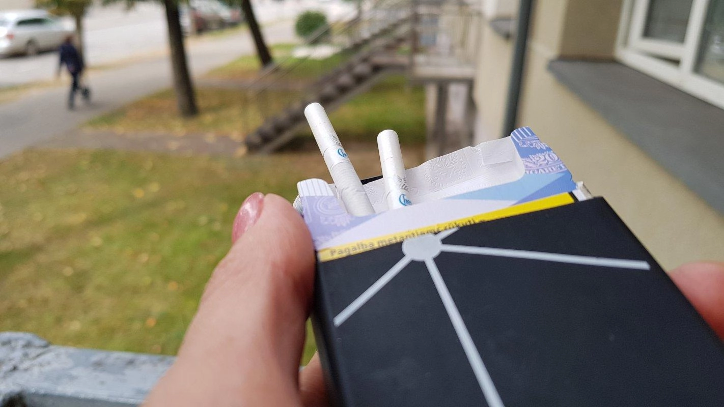 Įsigaliojo draudimas rūkyti balkone