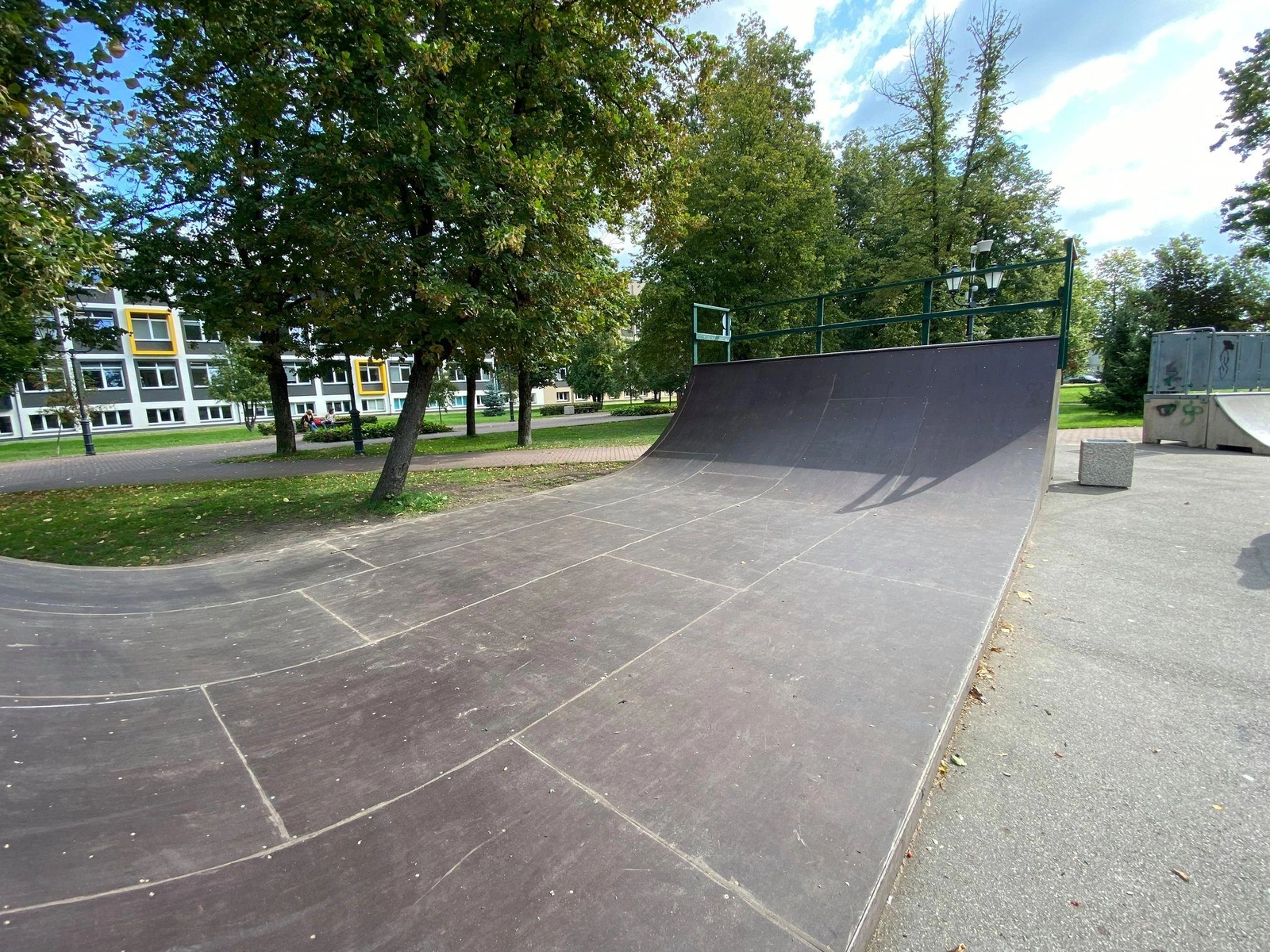 Jono Viktoro Kalvano parke atnaujinta riedlenčių rampa
