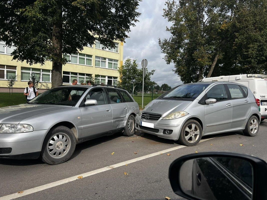 J.Tumo-Vaižganto gatvėje susidūrė du automobiliai