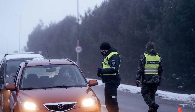 Judėjimo kontrolė bus vykdoma kitaip, tačiau jos nepaisantiems gresia tokios pat baudos