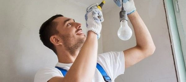 Kaip rasti meistrą smulkiems elektros darbams?