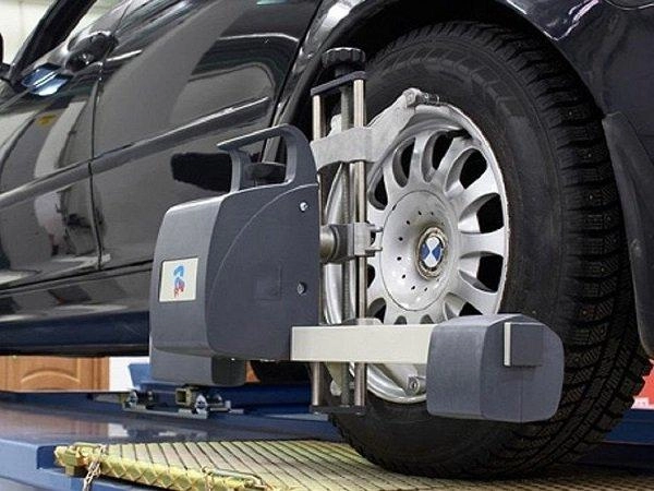 Kaip žinoti jog automobiliui reikia ratų suvedimo?