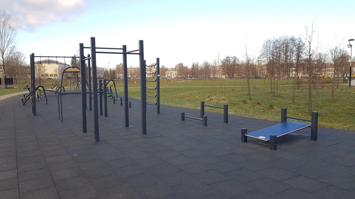 Kartų parke pastatyti nauji lauko treniruokliai